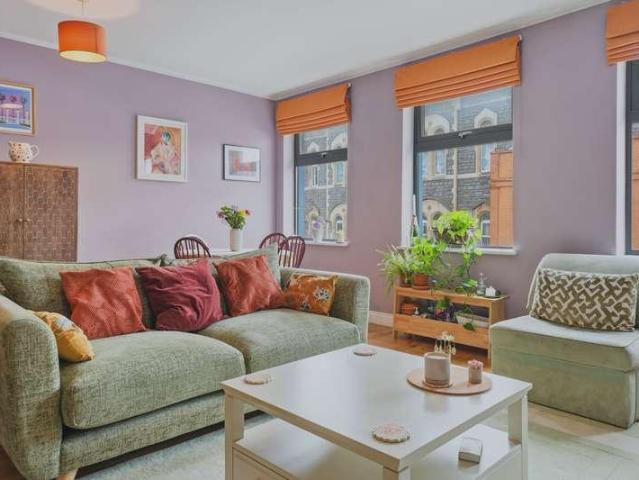 2 bed flat for sale