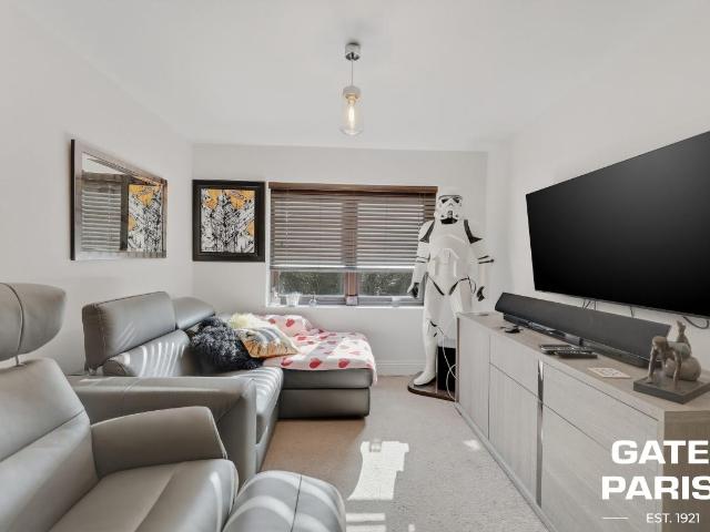 2 bed flat for sale