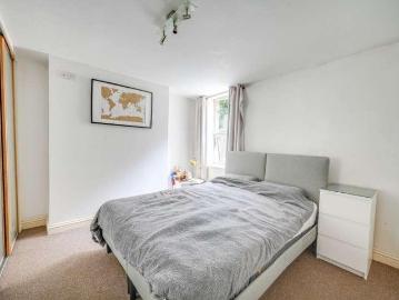 2 bed flat for sale