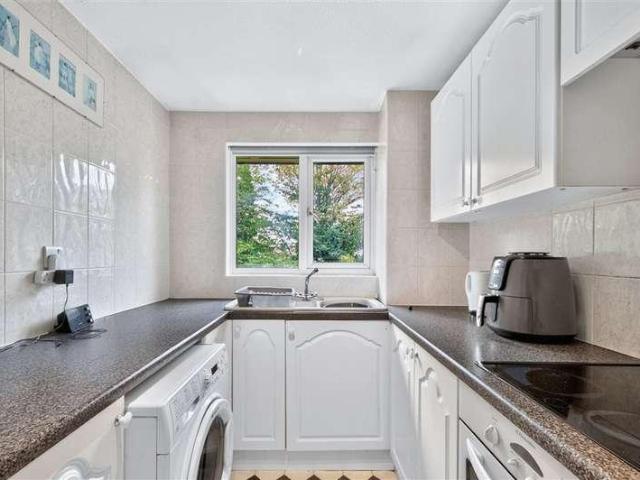 2 bed flat for sale