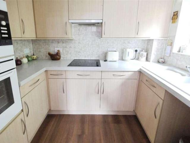 2 bed flat for sale
