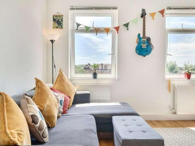 2 bed flat for sale