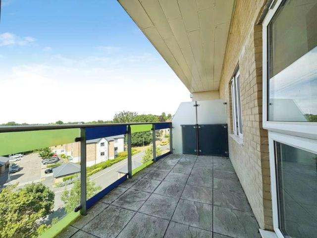2 bed flat for sale