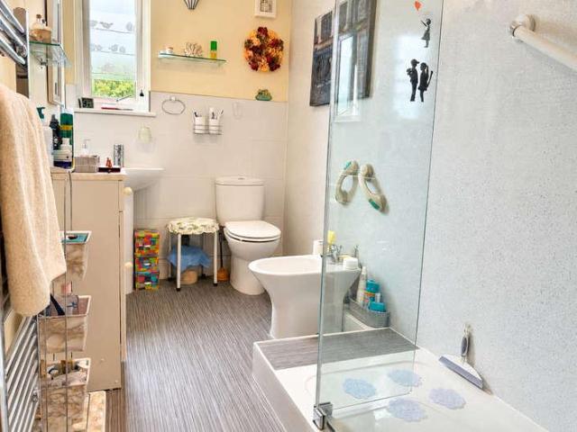 2 bed flat for sale