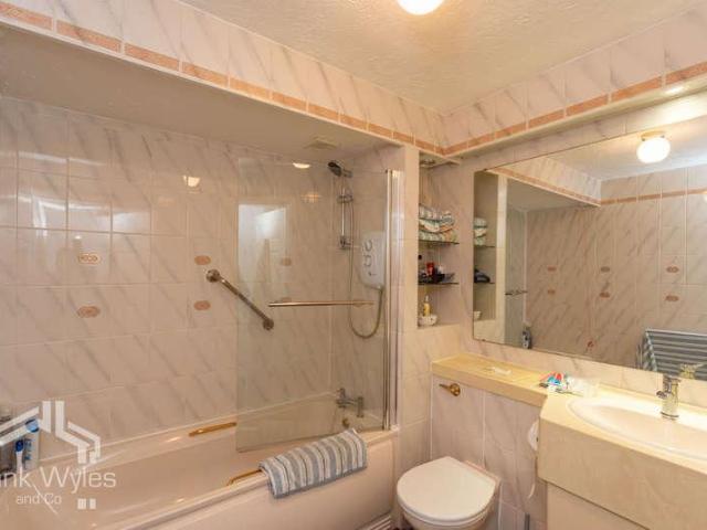 2 bed flat for sale