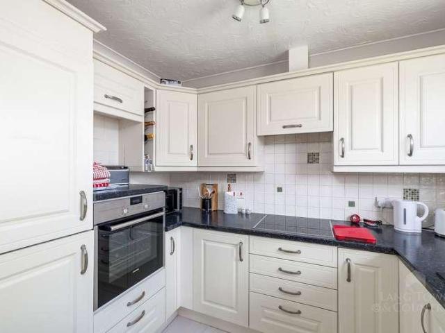2 bed flat for sale