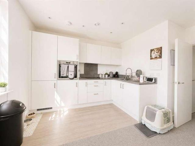 2 bed flat for sale