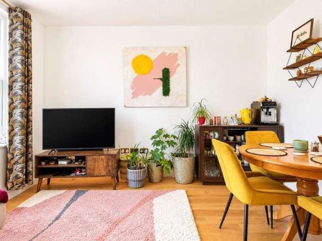 2 bed flat for sale