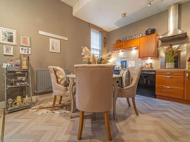 2 bed flat for sale