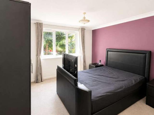2 bed flat for sale