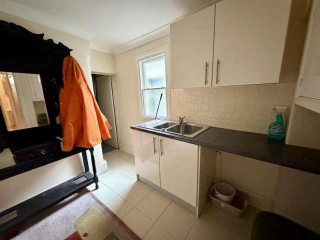 2 bed flat for sale