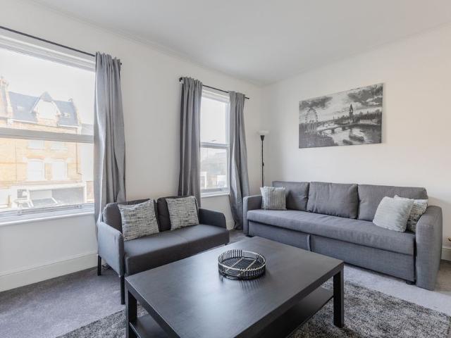 2 Bed Flat, Goldhawk Road, W12
