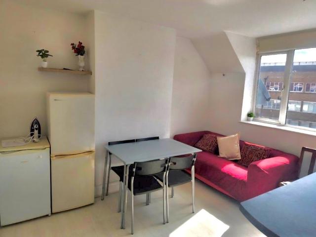2 Bed Flat, Great West Road, TW5