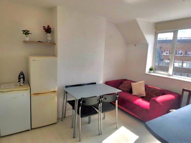 2 Bed Flat, Great West Road, TW5