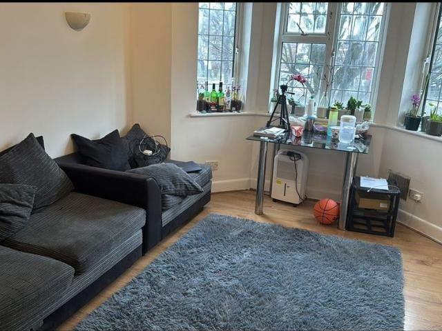 2 Bed Flat, Great West Road, TW5