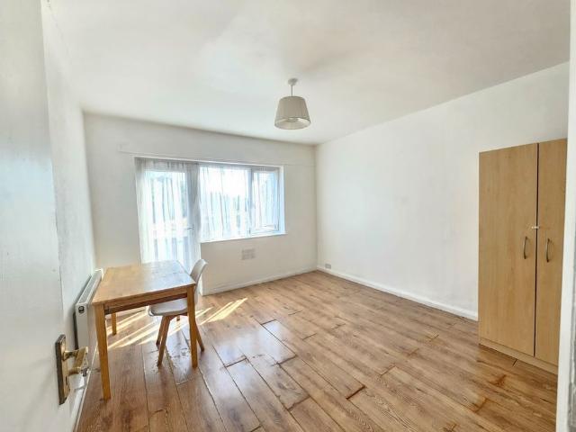 2 Bed Flat, Green Lane, IG3