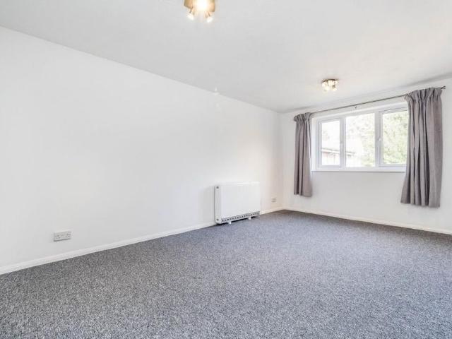 2 Bed Flat, Greenslade Road, IG11
