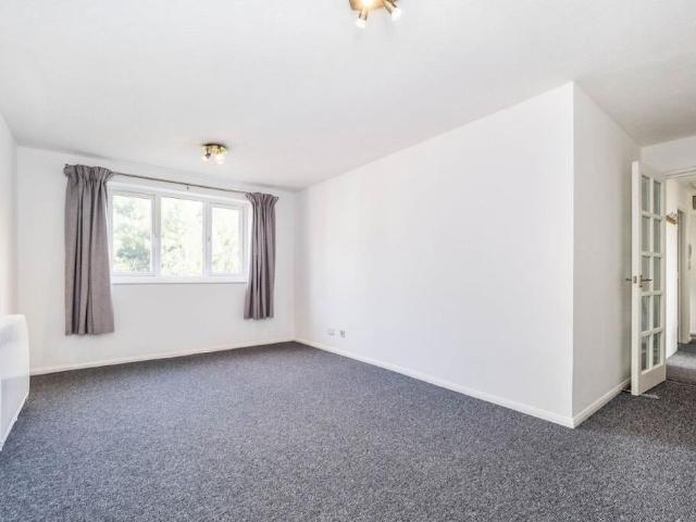 2 Bed Flat, Greenslade Road, IG11