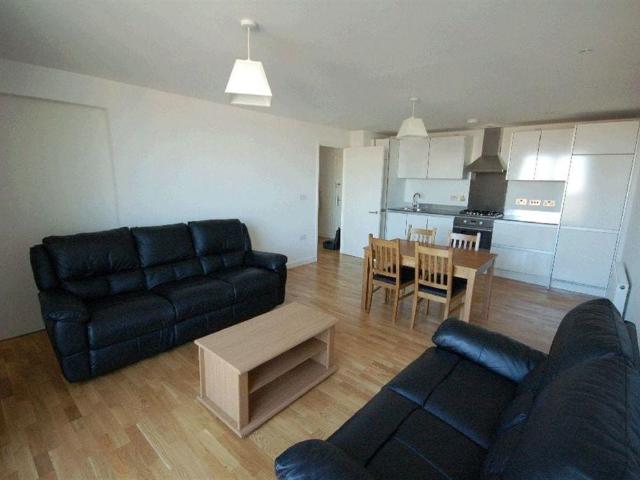 2 Bed Flat, Hunsaker, RG1
