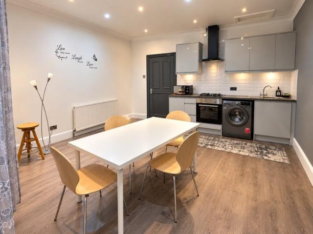 2 Bed Flat, Hainault Road, E11