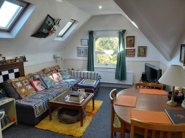 2 Bed Flat, Harehills Avenue, LS7
