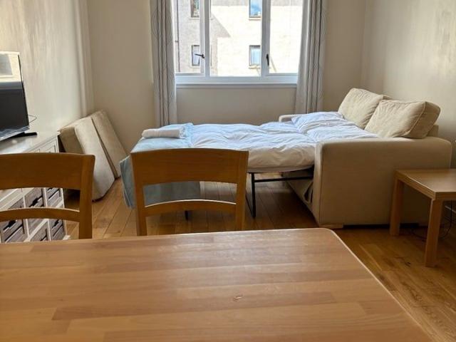 2 Bed Flat, Hawthornden Place, EH7