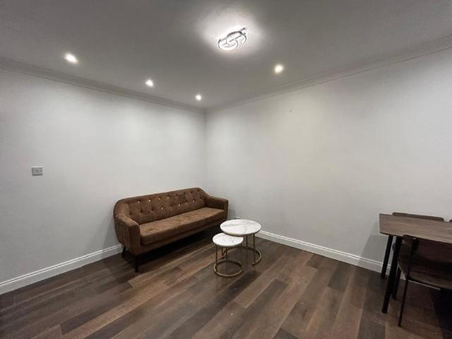 2 Bed Flat, Heath Road, TW3