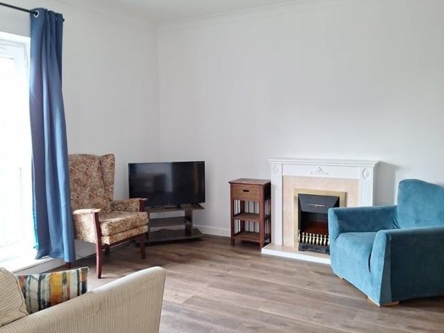 2 Bed Flat, High Street, TW3
