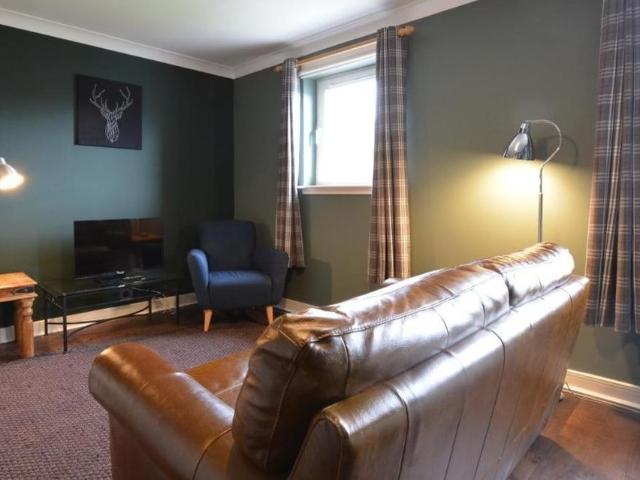 2 Bed Flat, Holyrood Road, EH8