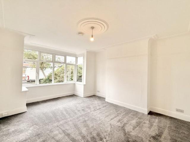 2 bed Flat Homestead Gardens, SS7