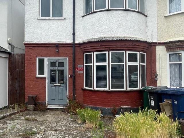 2 bed flat in Brent Cross