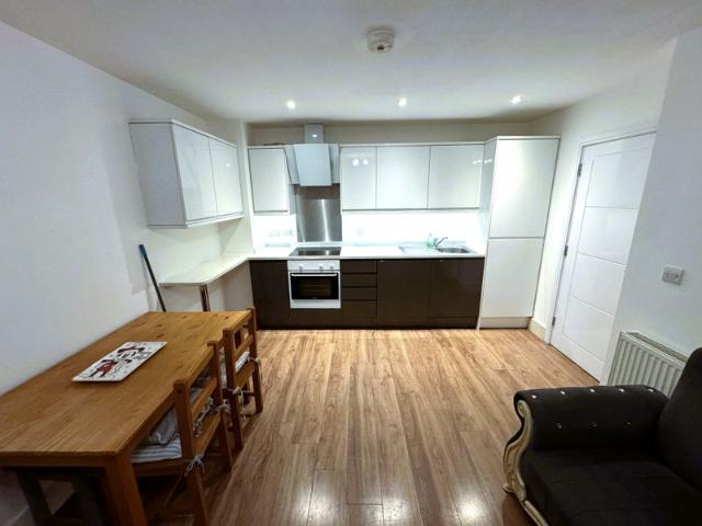 2 Bed Flat in Romford Town Centre £1725 Pcm