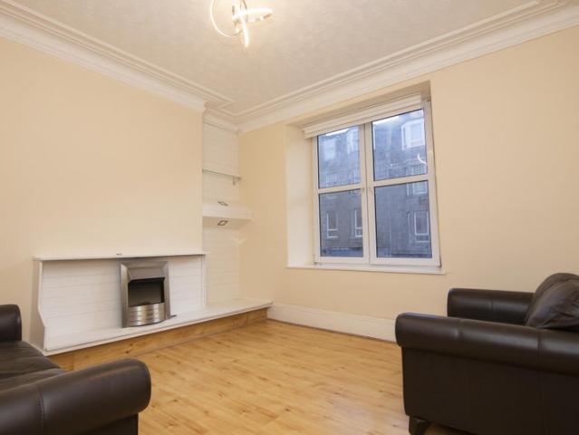 2 bed flat in Torry – separate study space – £770