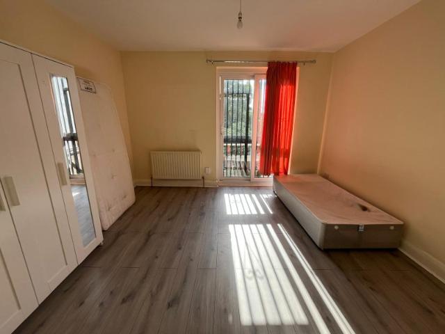 2 Bed Flat in Westerham Avenue, London, N9