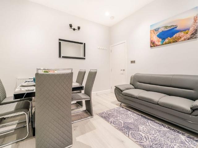 2 Bed Flat, Kimberley Avenue, IG2