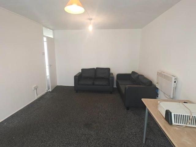 2 Bed Flat, Lynn Road, IG2