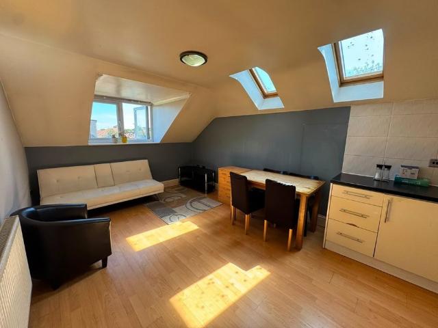 2 Bed Flat, Lampton Road, TW3