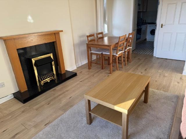 2 Bed Flat, Loganlea Avenue, EH7