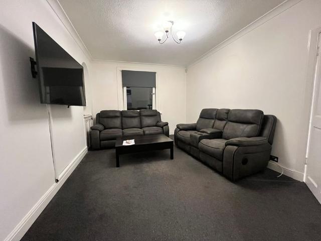 2 Bed Flat, Parkhead Loan, EH11