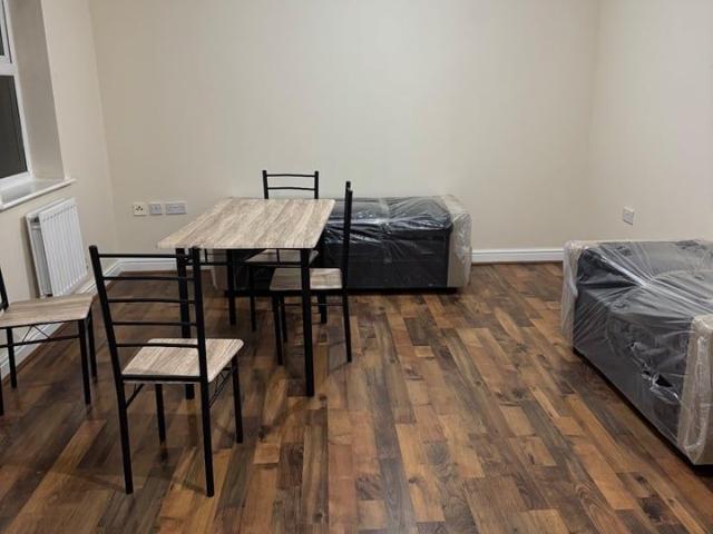 2 Bed Flat, Piper Way, IG1