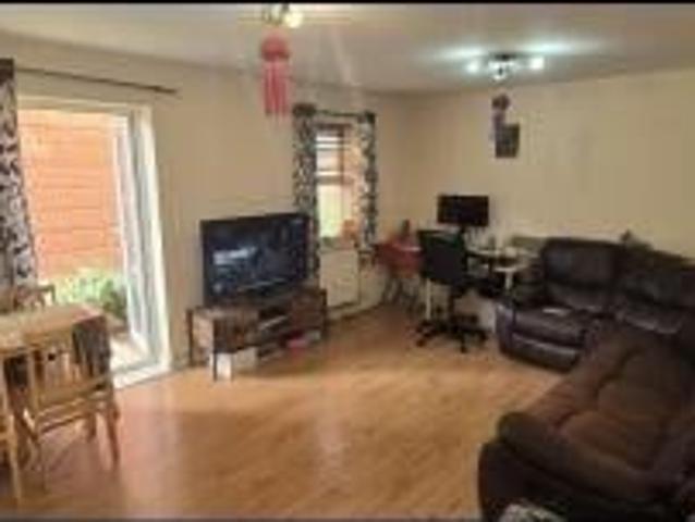 2 Bed Flat, Piper Way, IG1
