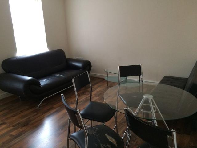2 Bed Flat, Piper Way, IG1
