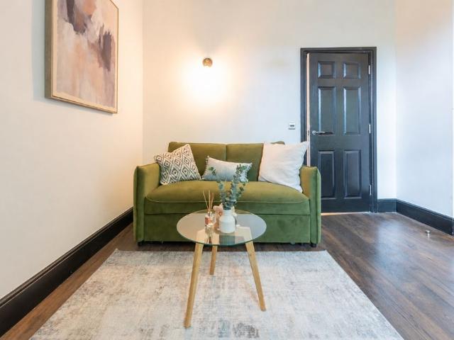 2 Bed Flat, Queen Square, LS2
