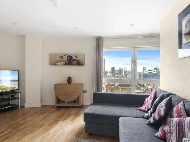 2 Bed Flat, Raphael House, IG1