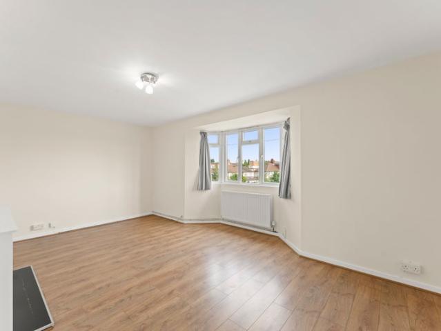 2 Bed Flat Raynes Park With Parking