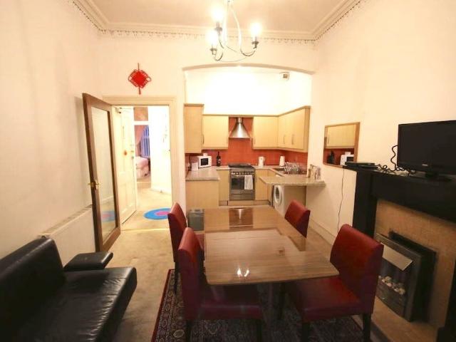 2 Bed Flat, Roseburn Street, EH12