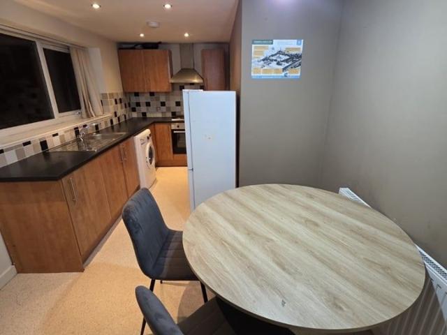 2 Bed Flat, Royal Court, CH42