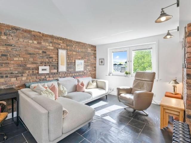 2 Bed Flat, Stenhouse Drive, EH11