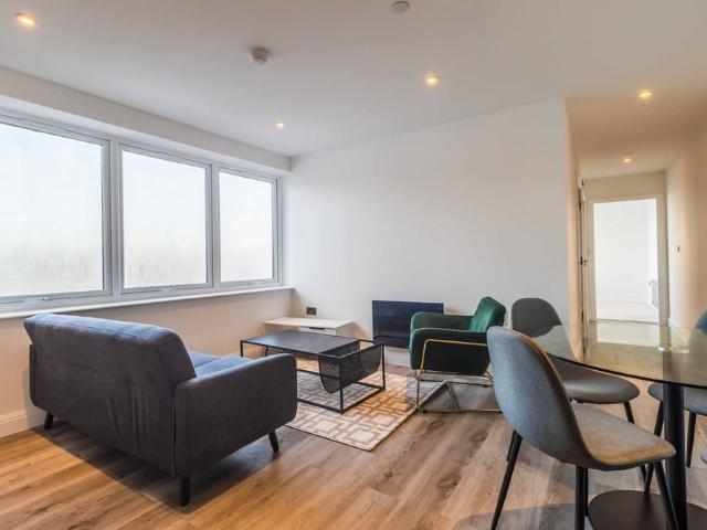 2 Bed Flat, Swan Courtyard, B26