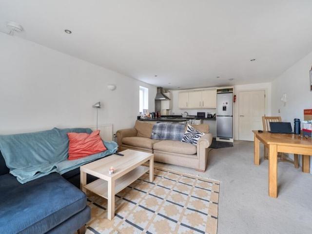 2 Bed Flat, Swan Court, SO18